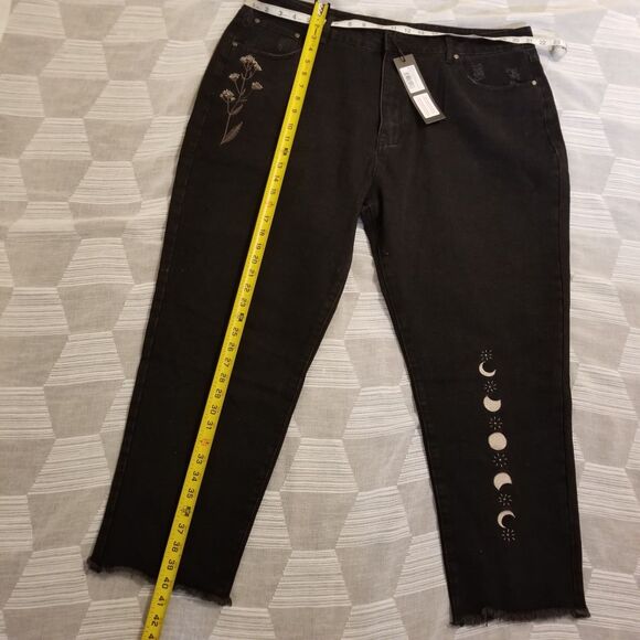 NWT Disturbia Griffinly Moon Embroidered Distressed Mom Jeans Black Size 38 - Picture 8 of 9